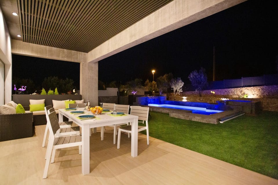 Property building, Balcony/Terrace, Living room