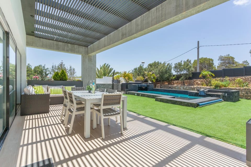 Property building, Balcony/Terrace, Living room, Swimming pool