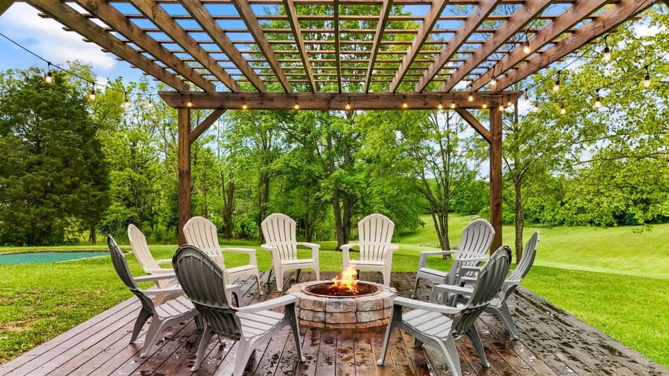 The Luxe/Hot Tub/ Putt Putt/10 Mins Shaker Village House in Kentucky