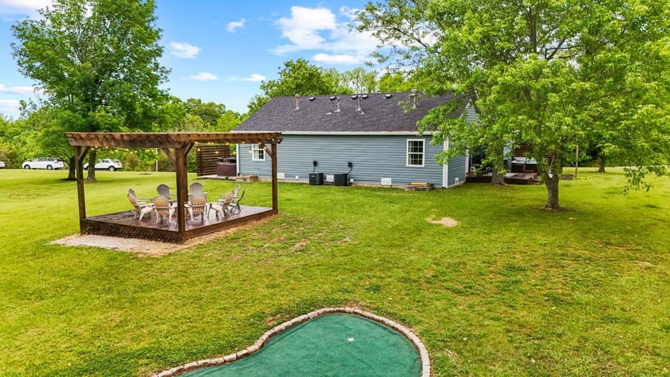 The Luxe/Hot Tub/ Putt Putt/10 Mins Shaker Village House in Kentucky