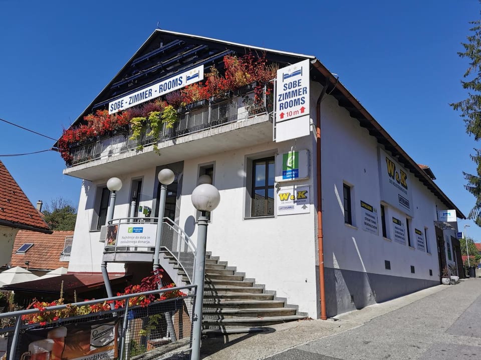 Rooms Hiša Divino Bed and Breakfast in Slovenia