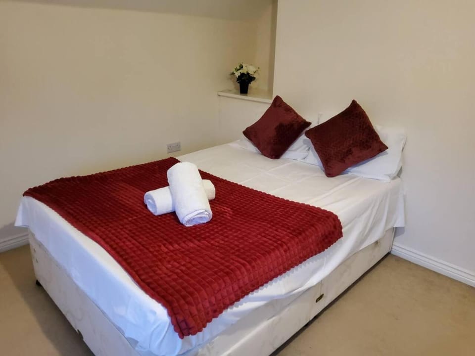 8 Guests - 4 Bedrooms - Parking - Garden House in Costessey