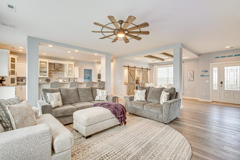 Private Beach & Deck: Bayfront Home in Hayes! House in Virginia