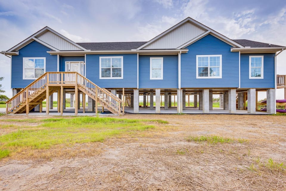Private Beach & Deck: Bayfront Home in Hayes! House in Virginia