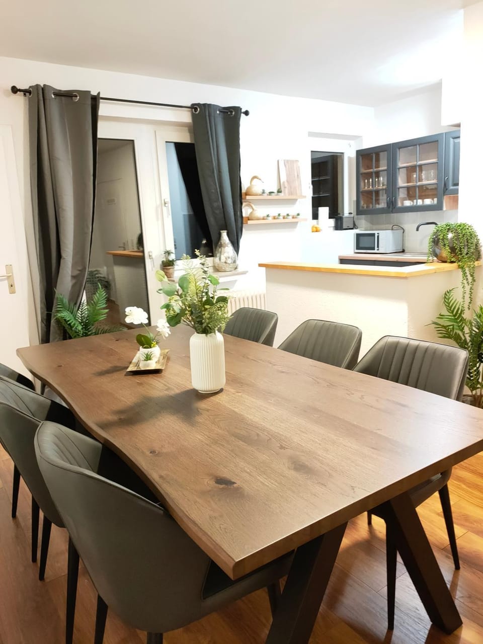 Kitchen or kitchenette, Seating area, Dining area