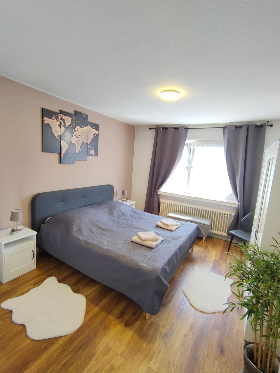 Bed, Photo of the whole room, Bedroom, towels