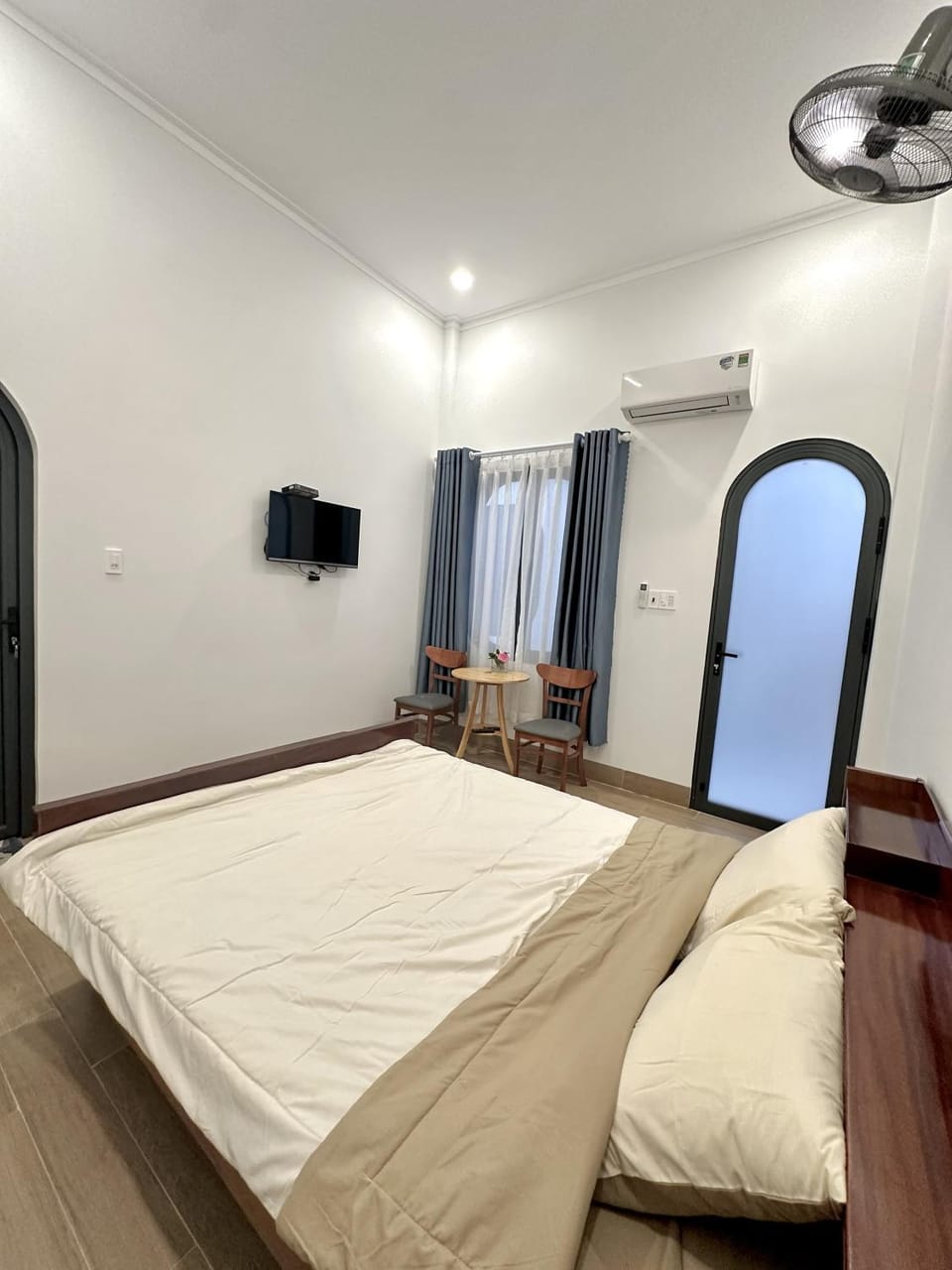 Bed, TV and multimedia, Photo of the whole room, Bedroom, air conditioner