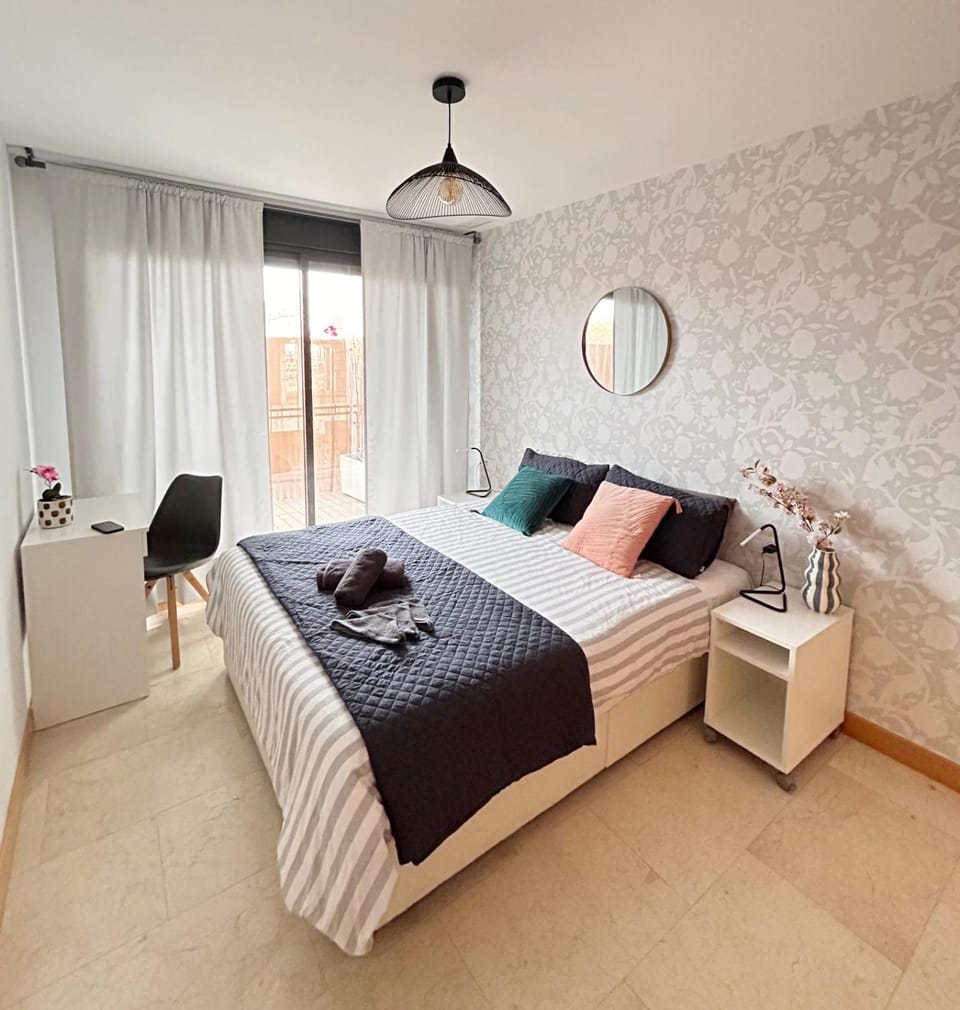 Bed, Photo of the whole room, Bedroom