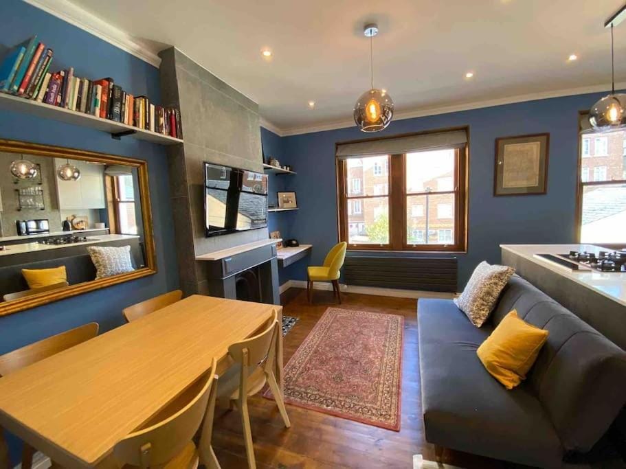 Library, Living room, Seating area