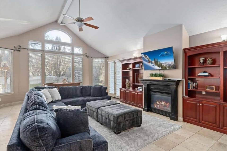 Riviera Retreat in Salt Lake with Private Hot Tub and Theater House in Millcreek