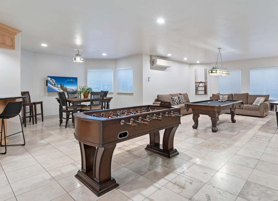 Riviera Retreat in Salt Lake with Private Hot Tub and Theater House in Millcreek
