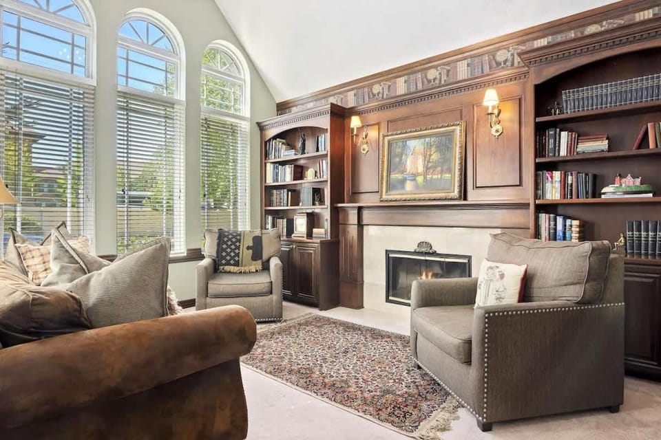 Chateau Woodlands in Salt Lake with Guesthouse and Hot Tub House in Holladay