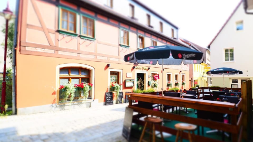 Property building, Restaurant/places to eat