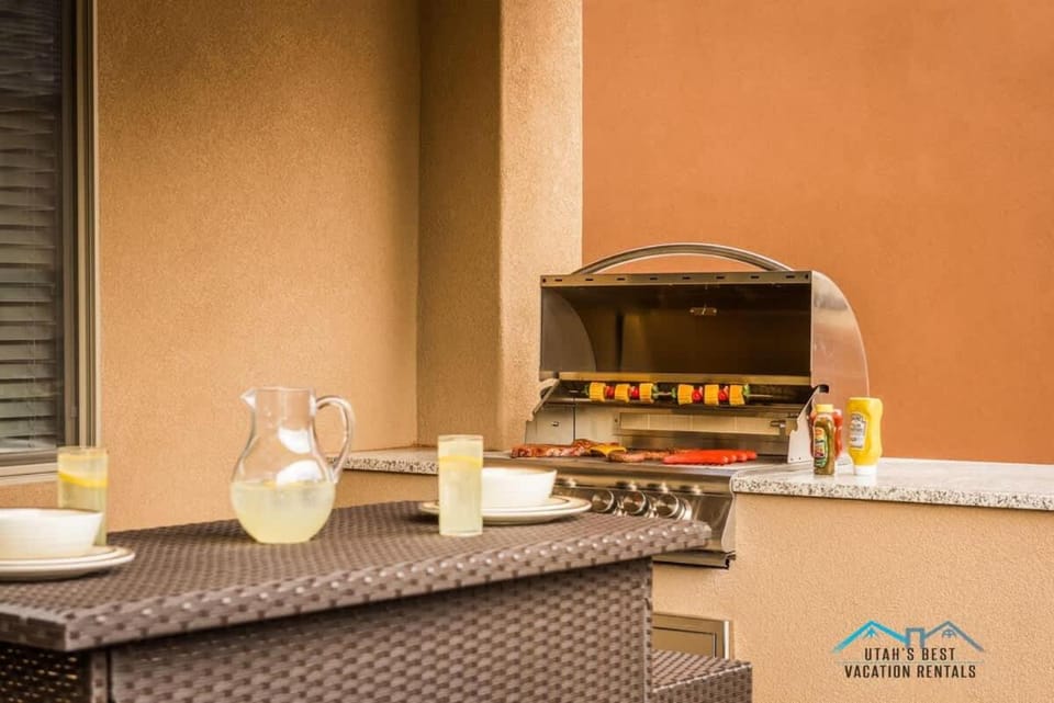 102| Sun Country Cove in St George with Private Hot Tub House in Santa Clara