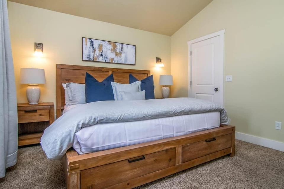 Urban Central in Salt Lake with Indoor Hot Tub House in Salt Lake City