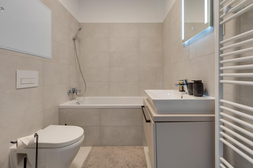 Shower, Toilet, Bathroom, Bath, towels, towels
