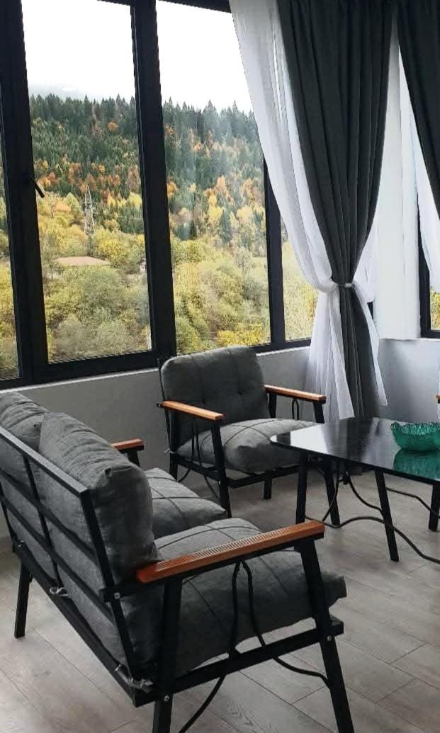 Day, Seating area