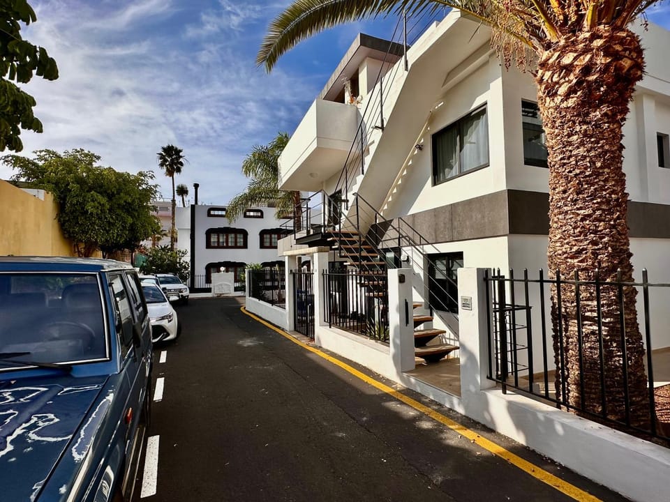 Property building, Day, Neighbourhood, Street view, Location, Parking
