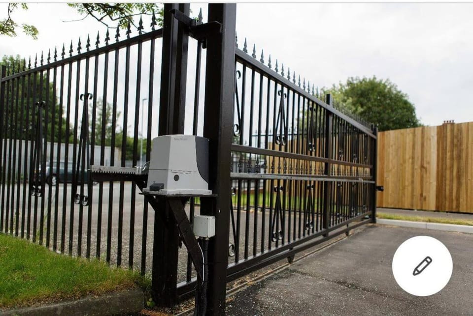 Modernised apartment with free gated parking Apartment in Leeds