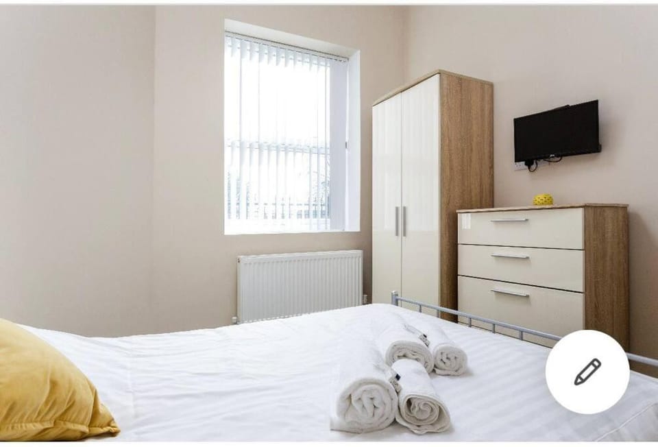 Modernised apartment with free gated parking Apartment in Leeds