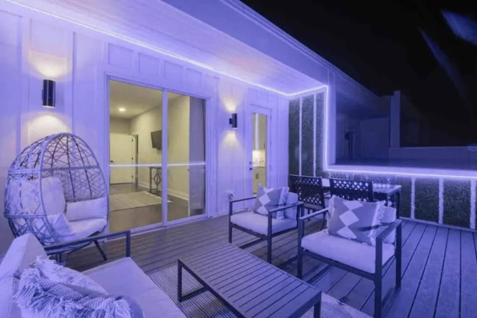 Luxury four-story Home, Rooftop Deck with views, PingPong! Sleeps 12! House in Nashville