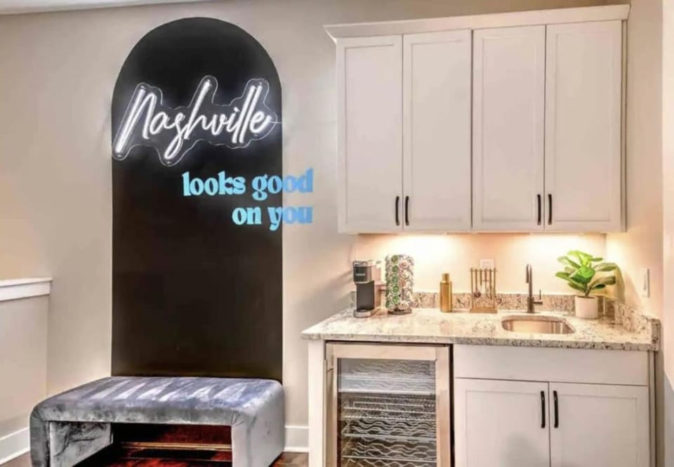 Luxury four-story Home, Rooftop Deck with views, PingPong! Sleeps 12! House in Nashville