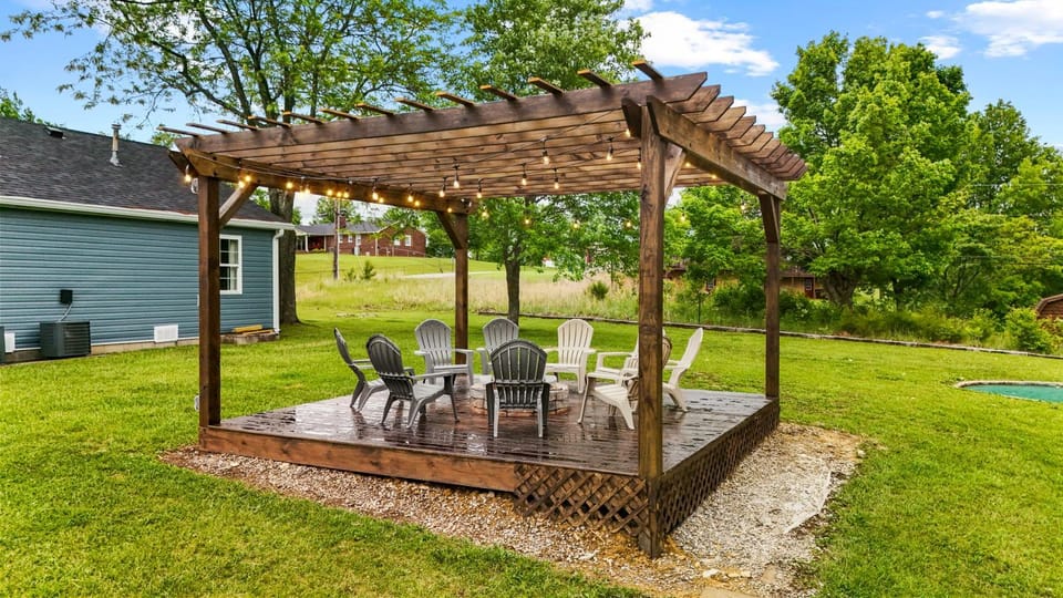 The Luxe/ Hot Tub/ On Bright Leaf Golf Course House in Kentucky
