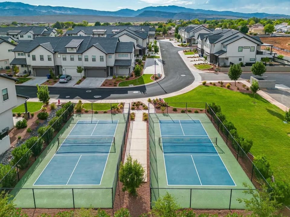 13| Red Mountain View in St. George with Private Hot Tub House in Santa Clara