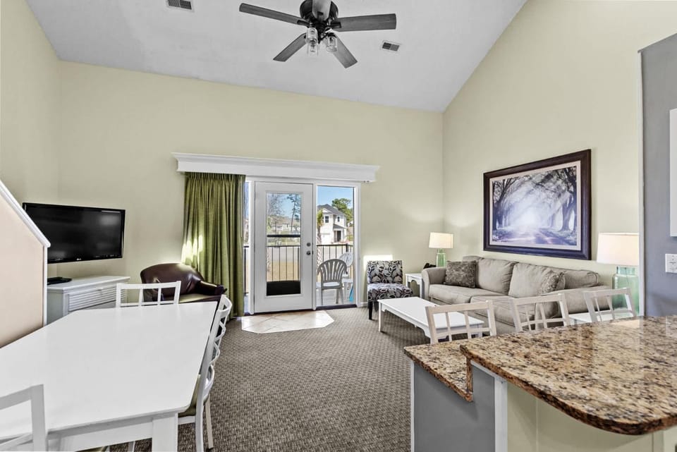Communal lounge/ TV room, TV and multimedia, Living room, Seating area, Dining area