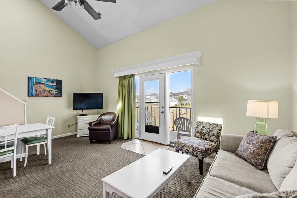 Communal lounge/ TV room, TV and multimedia, Living room, Seating area, Dining area, Evening entertainment