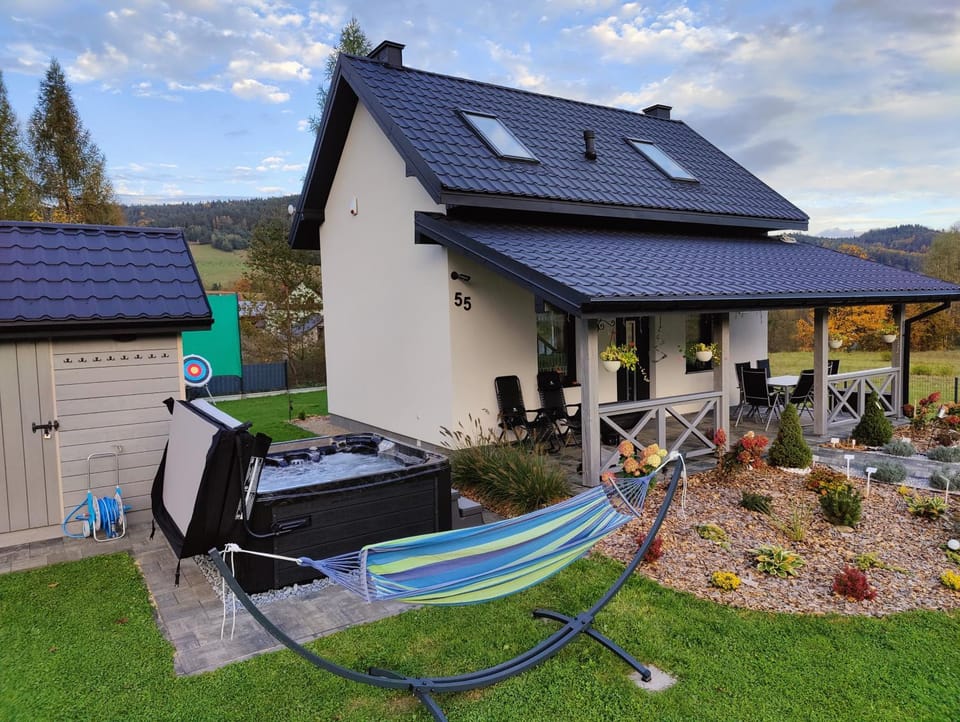 Property building, Day, Garden, Hot Tub, Garden view, sunbed