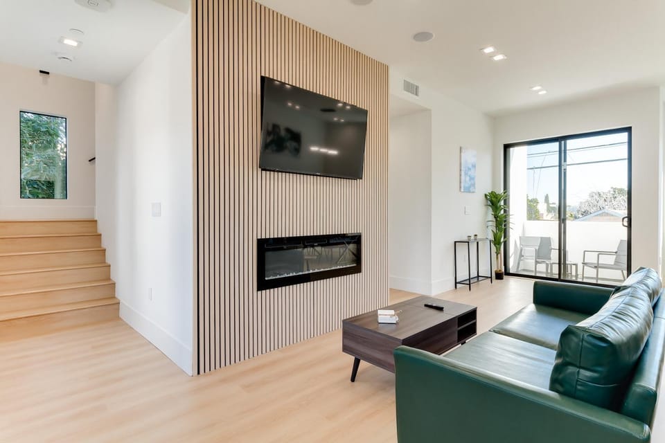 Communal lounge/ TV room, TV and multimedia, Living room, Seating area, Evening entertainment