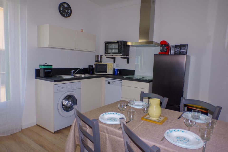 Kitchen or kitchenette, Dining area, dishwasher, minibar, pet friendly, stove, toaster, washing machine