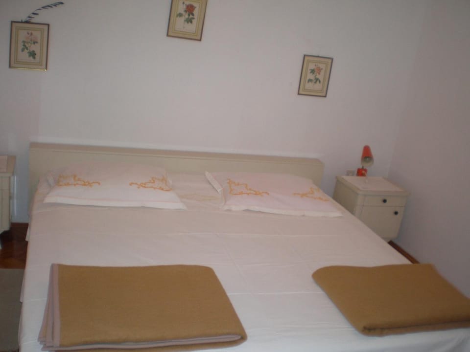 Property building, People, Activities, Other, Other, Photo of the whole room, Decorative detail, Decorative detail, On site, Area and facilities, Drinks, Family