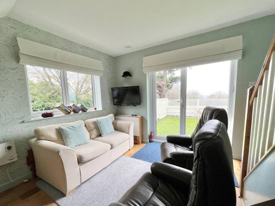 TV and multimedia, Living room, Seating area, Evening entertainment
