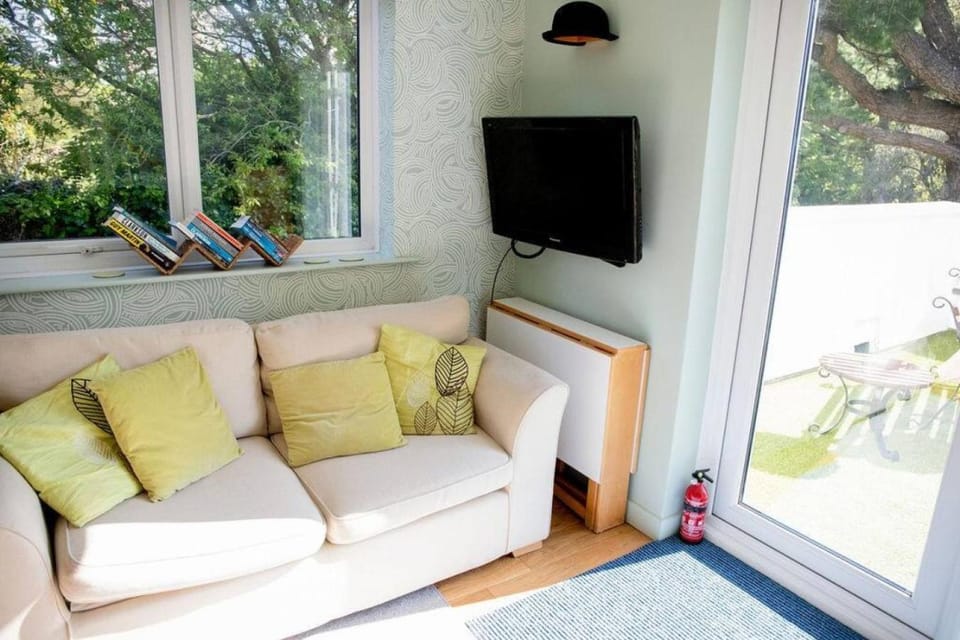 Day, Garden, TV and multimedia, Living room, Seating area, Evening entertainment, Garden view, Sea view