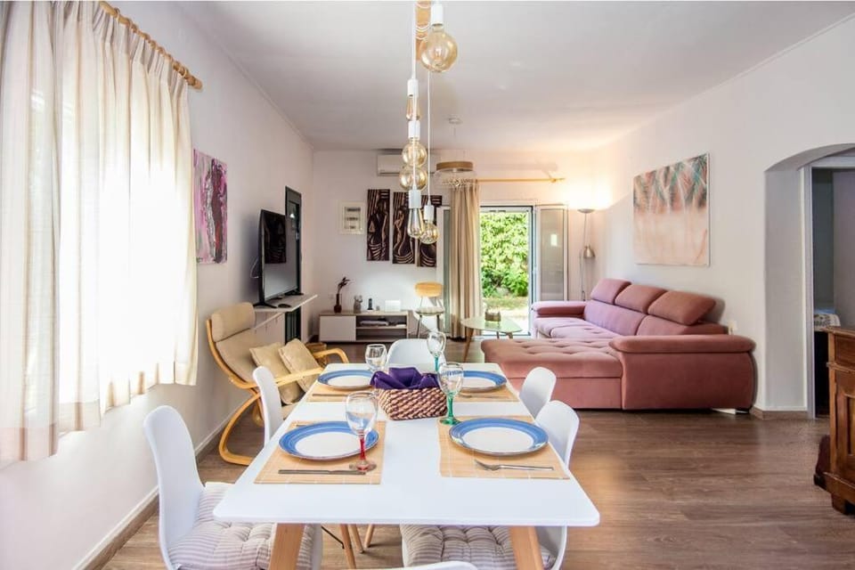TV and multimedia, Living room, Seating area, Dining area