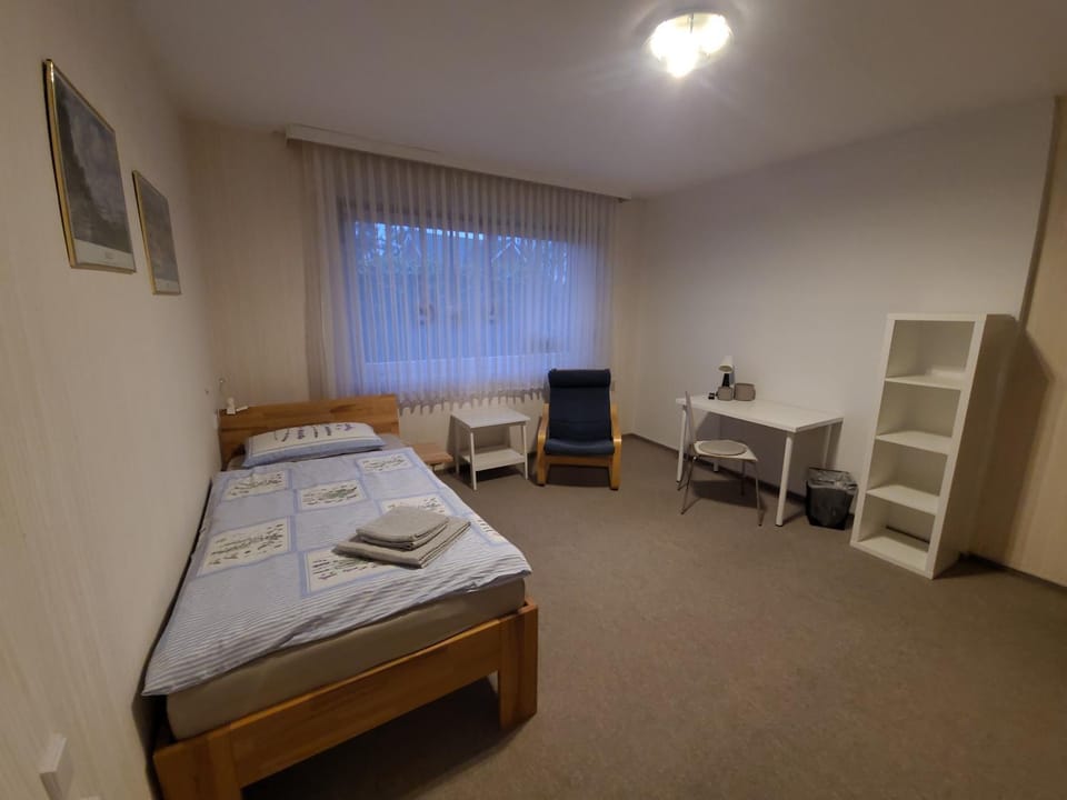 Bed, TV and multimedia, Photo of the whole room, Bedroom, towels