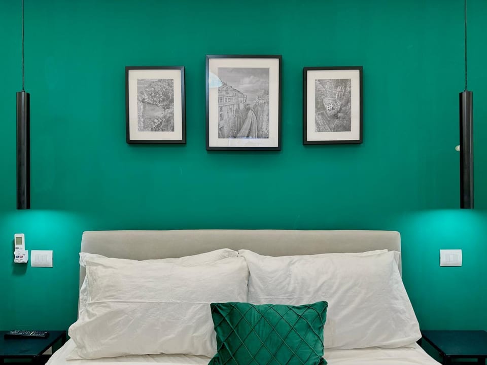 Bed, Living room, Photo of the whole room, Decorative detail, Seating area, Bedroom