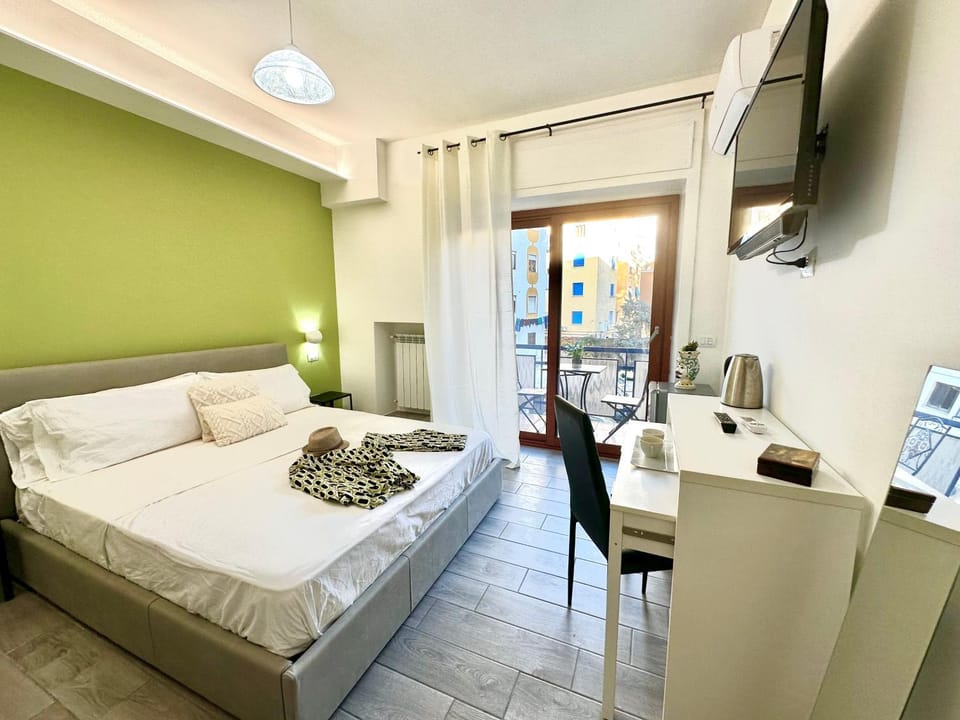 Bed, TV and multimedia, Photo of the whole room, Seating area, Dining area, Bedroom, hair dresser, towels, air conditioner