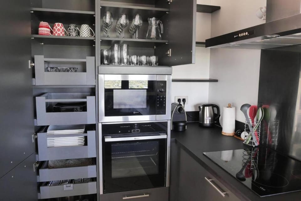 minibar, stove, toaster