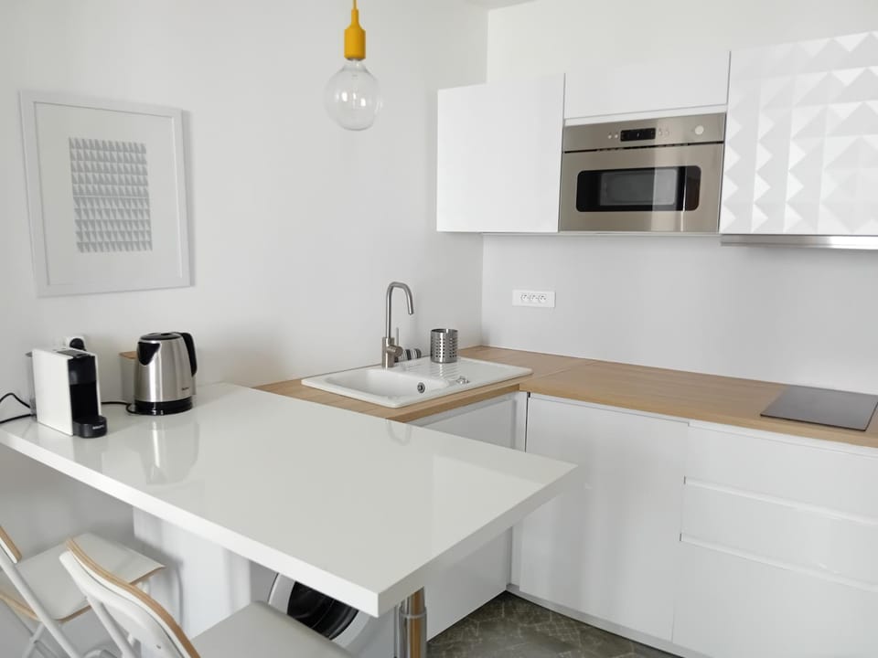 Coffee/tea facilities, Kitchen or kitchenette, Dining area, stove