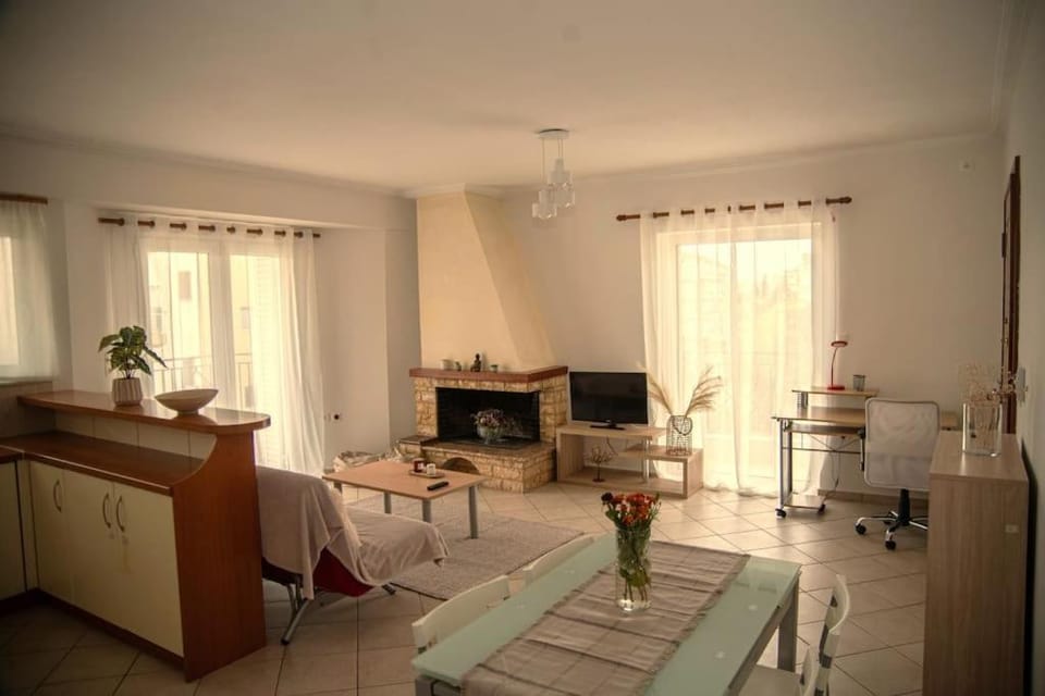 TV and multimedia, Living room, Seating area, Dining area