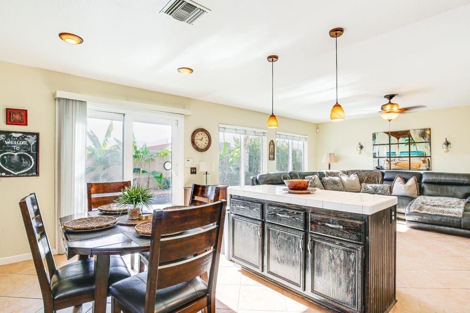 Hot Tub, Bar & Outdoor Kitchen: Chic Indio Retreat House in La Quinta