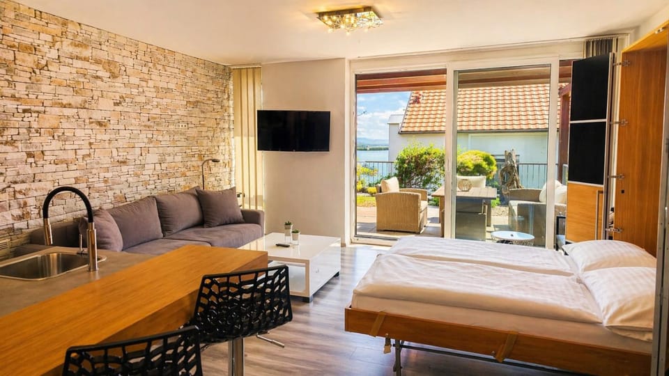 Apartmán Pálava 4 s terasou a výhledem na jezero Apartment in South Moravian Region