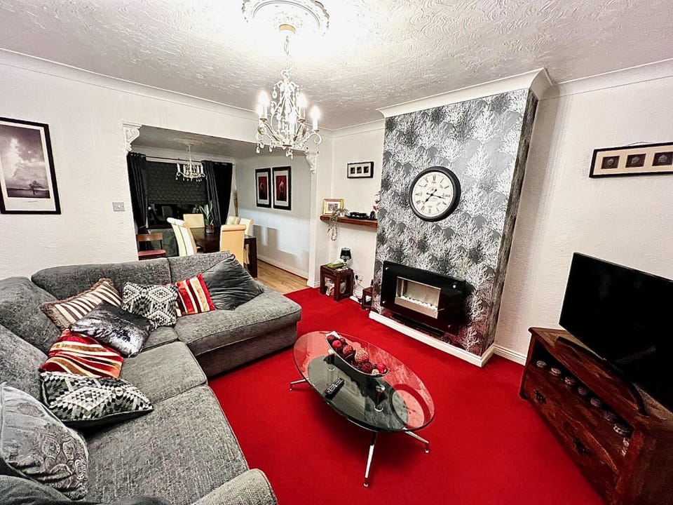 Communal lounge/ TV room, TV and multimedia, Living room, Seating area, flat iron