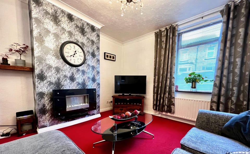 Communal lounge/ TV room, TV and multimedia, Living room, Seating area, Evening entertainment, flat iron