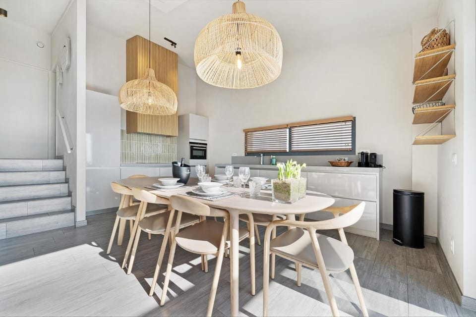 Kitchen or kitchenette, Living room, Seating area, Dining area