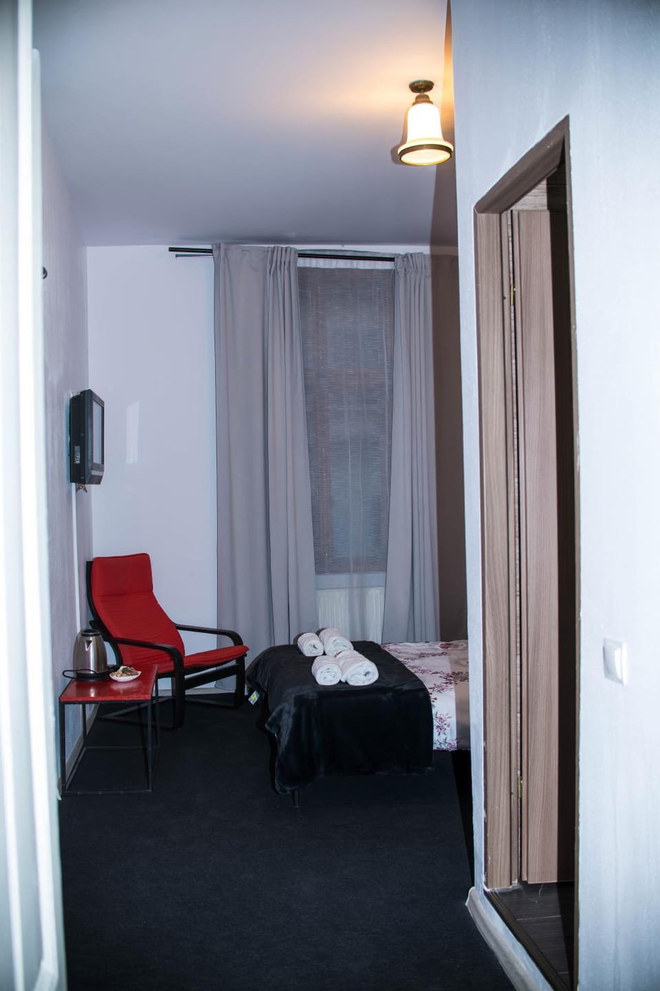 Bed, Photo of the whole room, Seating area, Bedroom, towels