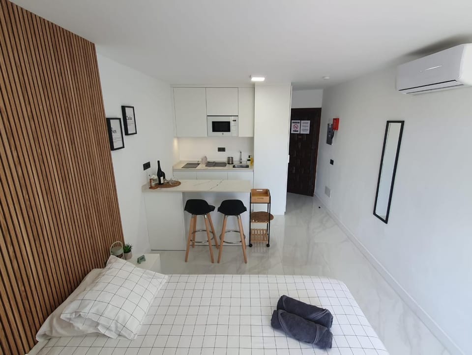 Kitchen or kitchenette, Photo of the whole room, Seating area, towels, air conditioner